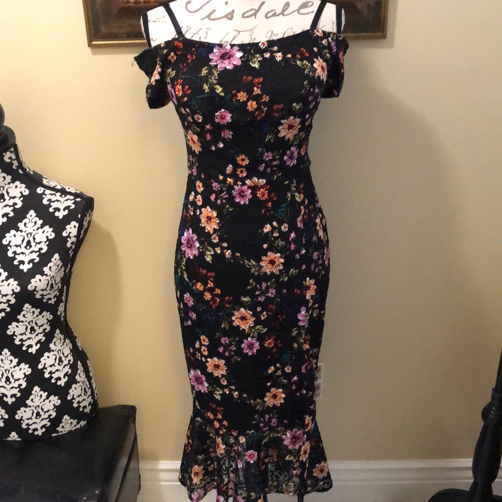 Moved Guess lace flower cold shoulders bra style straps lined mermaid maxi dress